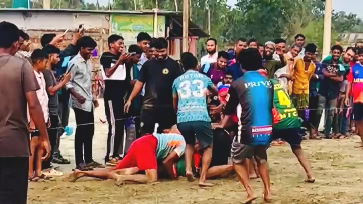 মাধবপুরে ঈদের পর হাডুডু খেলায় অংশ নিচ্ছেন তরুণরা ও দর্শকদের ভিড়